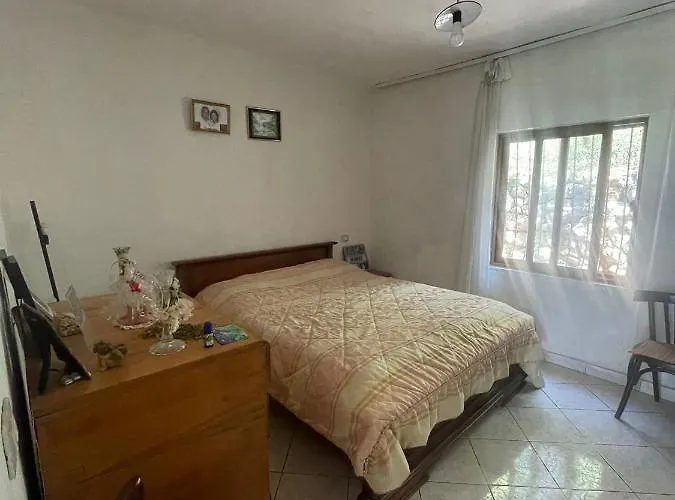 アパート Albania